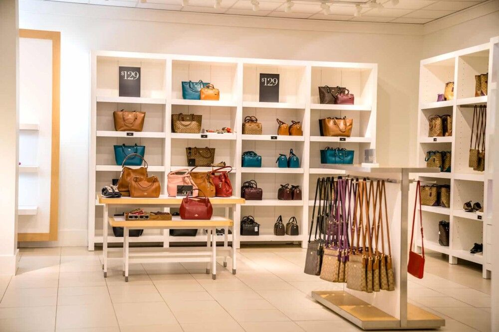 Cách chọn mua kệ để túi xách cho Shop thời trang | Tin tức | Navavina